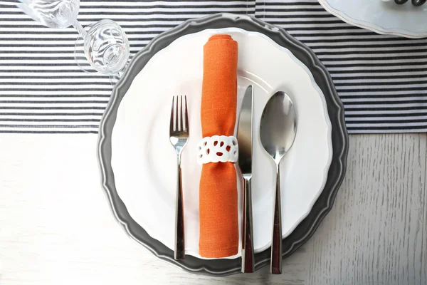 Mesa servida con servilleta naranja en restaurante, primer plano —  Fotos de Stock