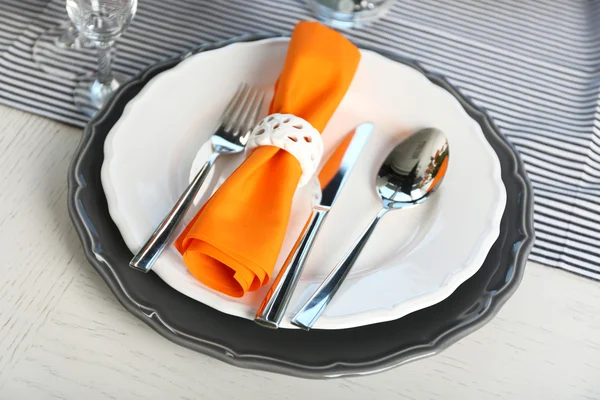 Tisch mit orangefarbener Serviette im Restaurant, Nahaufnahme — Stockfoto