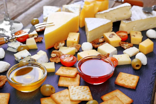 Queijo para degustação em mesa de madeira, close-up — Fotografia de Stock