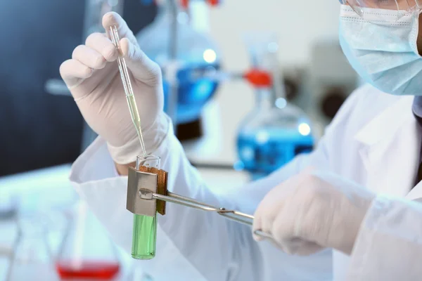 Seriöser Kliniker untersucht chemische Elemente im Labor — Stockfoto