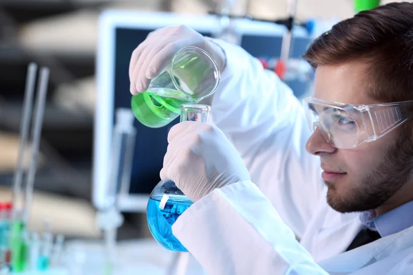 Man in laboratorium controleren reageerbuisjes — Stockfoto