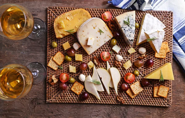 Diferentes tipos de queso sobre fondo de madera — Foto de Stock