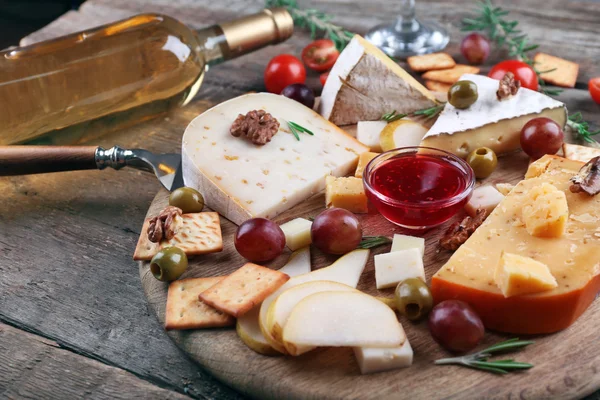 Verschiedene Käsesorten auf Holzgrund — Stockfoto