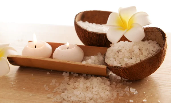 Spa concept de plumeria, noix de coco et bougies au sel de mer, isolé sur blanc — Photo