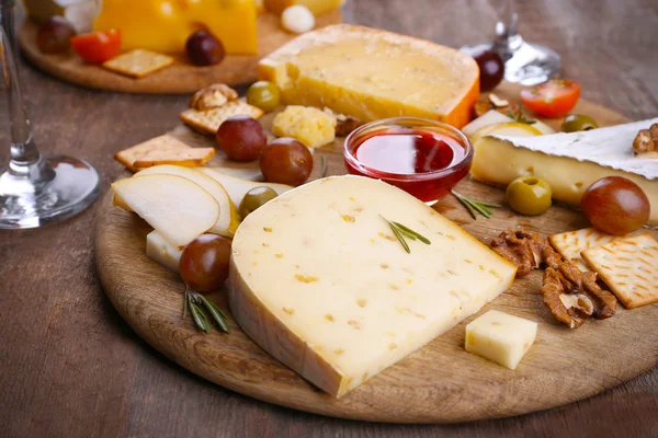 Farklı ahşap arka plan üzerinde peynir çeşitleri