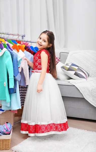 Menina tentando em um vestido novo — Fotografia de Stock