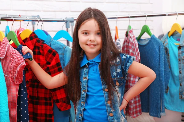 Niña probando un nuevo jeans sentarse — Foto de Stock