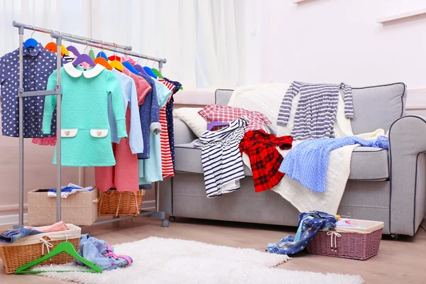 Una gran cantidad de ropa para niños — Foto de Stock