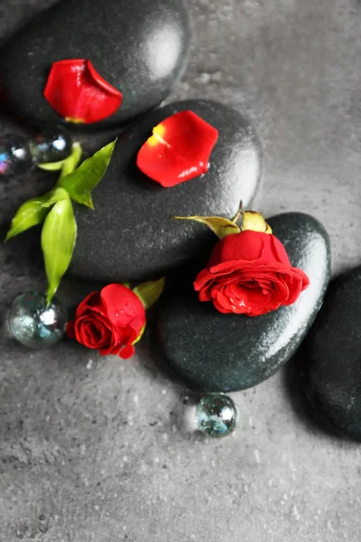 Spa  stones with roses — Stock Photo, Image
