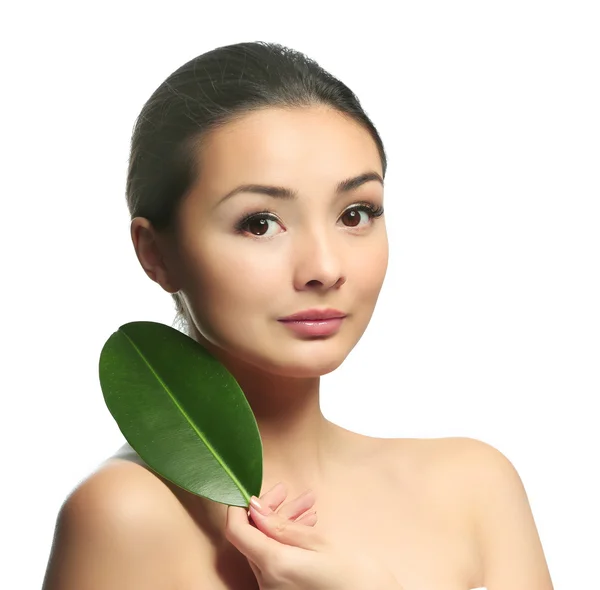 Mujer con hoja verde —  Fotos de Stock