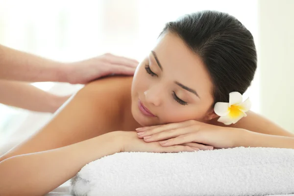 Massagista fazendo massagem na mulher de volta — Fotografia de Stock