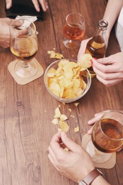 Alkollü içecekler barda olan arkadaşlar