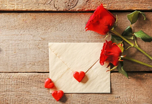 Όμορφο τριαντάφυλλο με δώρο κάρτα — Φωτογραφία Αρχείου