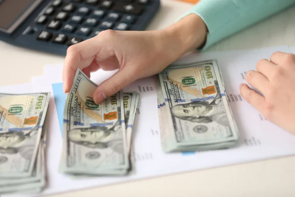 Woman counting money — Stock Photo, Image