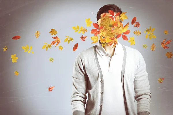 Homem e queda de folhas de outono — Fotografia de Stock