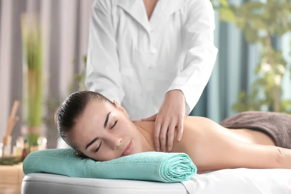Donna rilassante con massaggio alle mani — Foto Stock