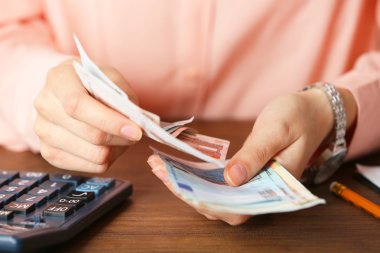 Mali rapor üzerinde çalışan adam