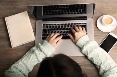 Dizüstü bilgisayarla çalışan kadın 