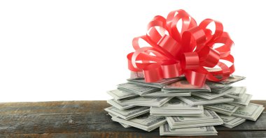 Fiyonklu hediye olarak dolar yığını 