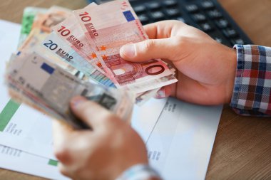 Mali rapor üzerinde çalışan adam