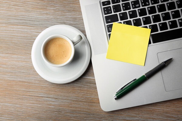 Пустая желтая клеевая бумага
