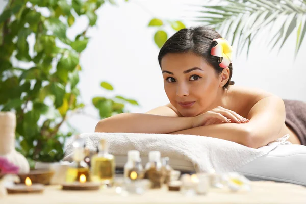 Femme relaxante au spa de beauté — Photo