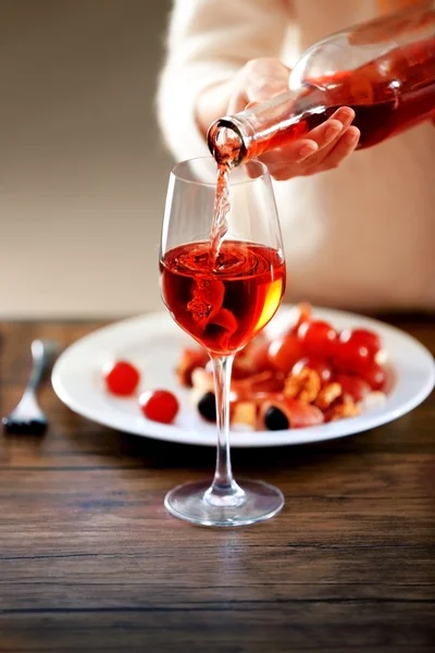 Kadın boşaltma Pembe şarap — Stok fotoğraf