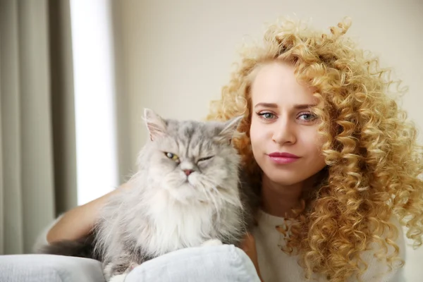 Frau und Katze im Zimmer — Stockfoto