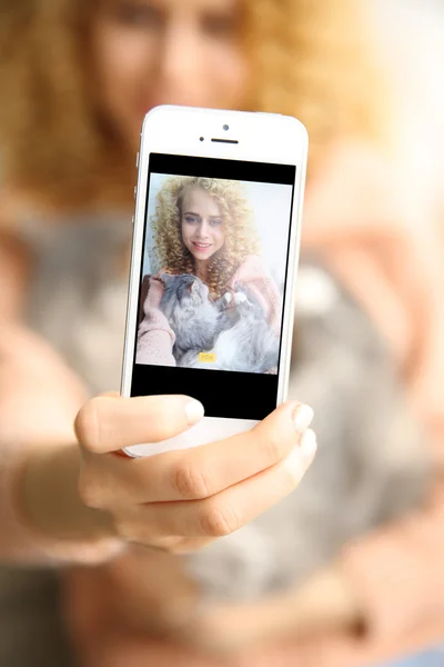 Femme tenant smartphone avec la photo — Photo