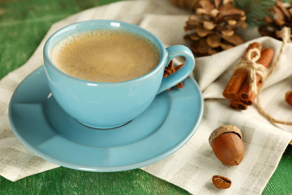 Tasse Kaffee auf Serviette — Stockfoto
