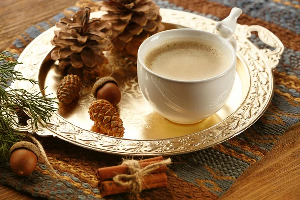 Tazza di caffè su vassoio — Foto Stock