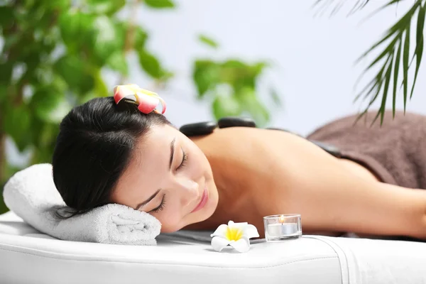 Woman relaxing at beauty spa — Stock Photo, Image