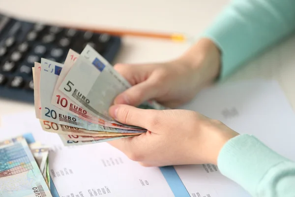 Frau beim Geldzählen — Stockfoto