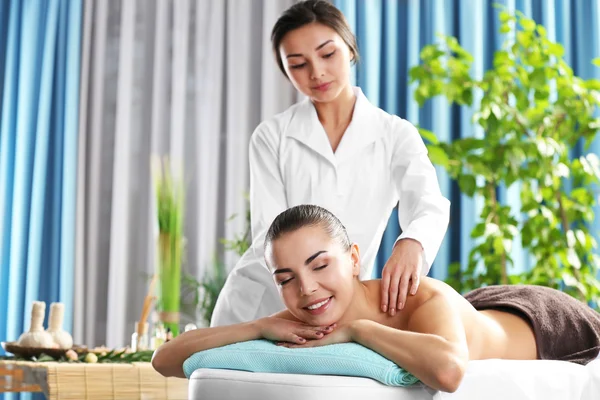 Mulher relaxante com massagem nas mãos — Fotografia de Stock