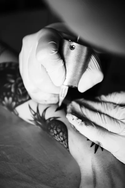 Professionell tatuerare — Stockfoto