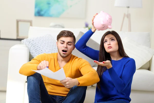 Pareja feliz con dinero — Foto de Stock