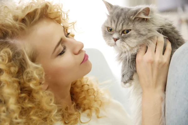 Femme et chat sur canapé dans la chambre — Photo