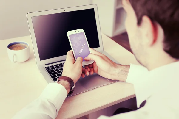 Man Använder Mobiltelefon Med Romantiska Screensaver Office — Stockfoto