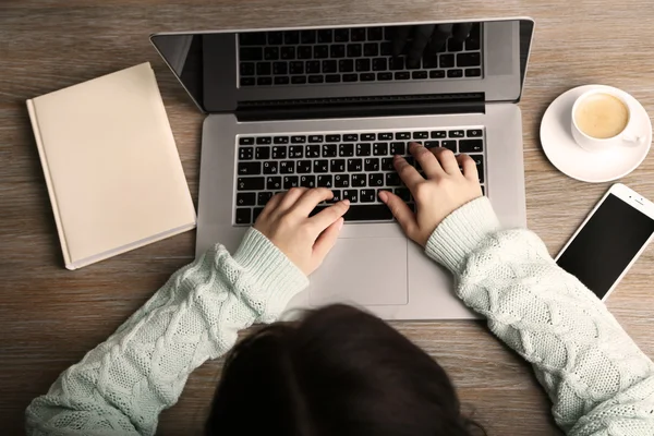 Mulher trabalhando com laptop — Fotografia de Stock