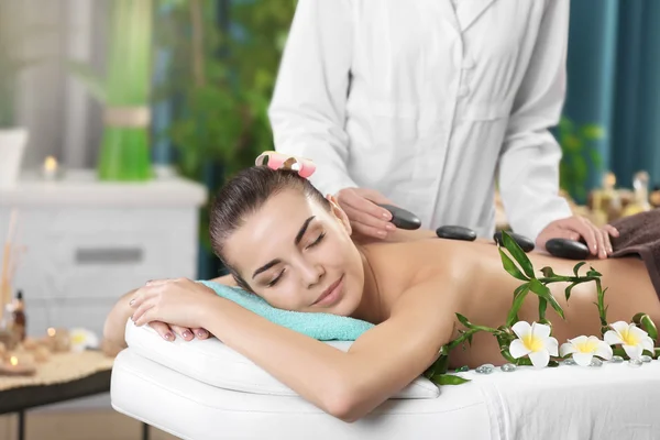 Massage mit heißen Steinen — Stockfoto