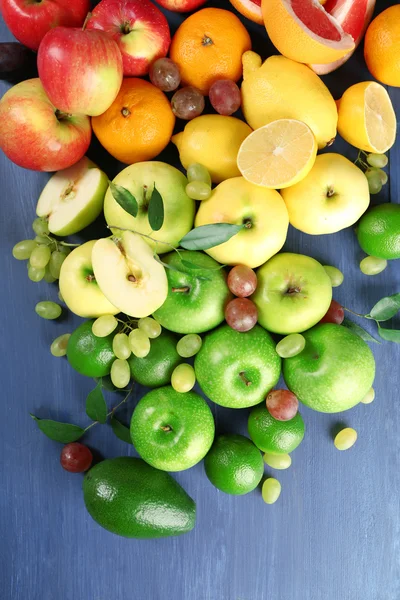 Kleurrijke rijpe vruchten — Stockfoto