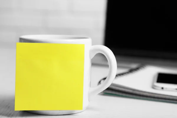 Nota adesiva amarela na xícara de café — Fotografia de Stock
