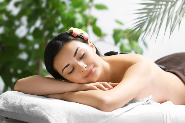 Mujer relajante en spa de belleza — Foto de Stock