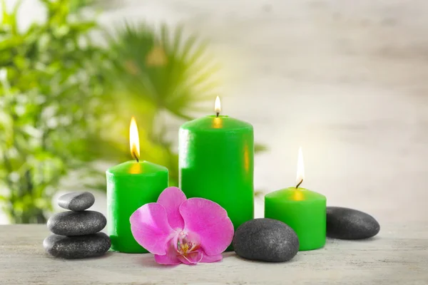Green candles with spa stones — Stock Photo, Image