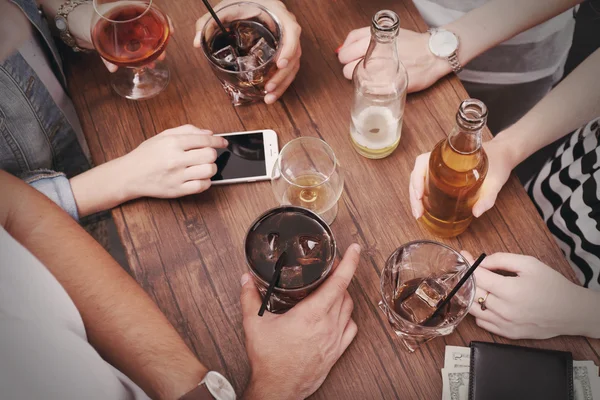 Amis prenant des boissons alcoolisées au bar — Photo