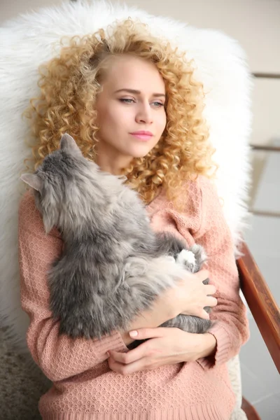 Young woman and cat lying on bed — Stock Photo, Image