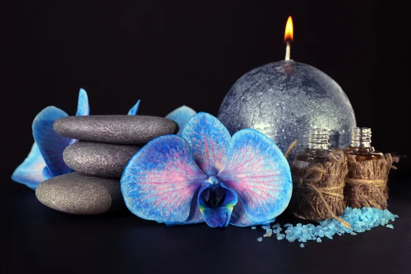 Zestaw spa. Piękny niebieski storczyków z kamyczków — Zdjęcie stockowe