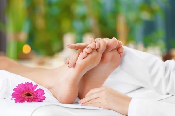 Femme relaxante avec massage des jambes — Photo