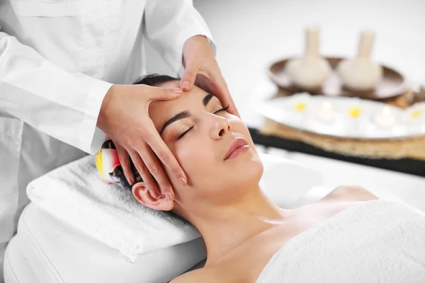 Donna rilassante con massaggio viso — Foto Stock