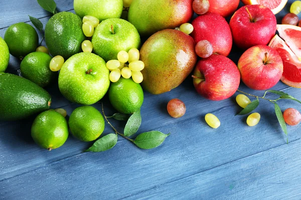 Kleurrijke rijpe vruchten — Stockfoto